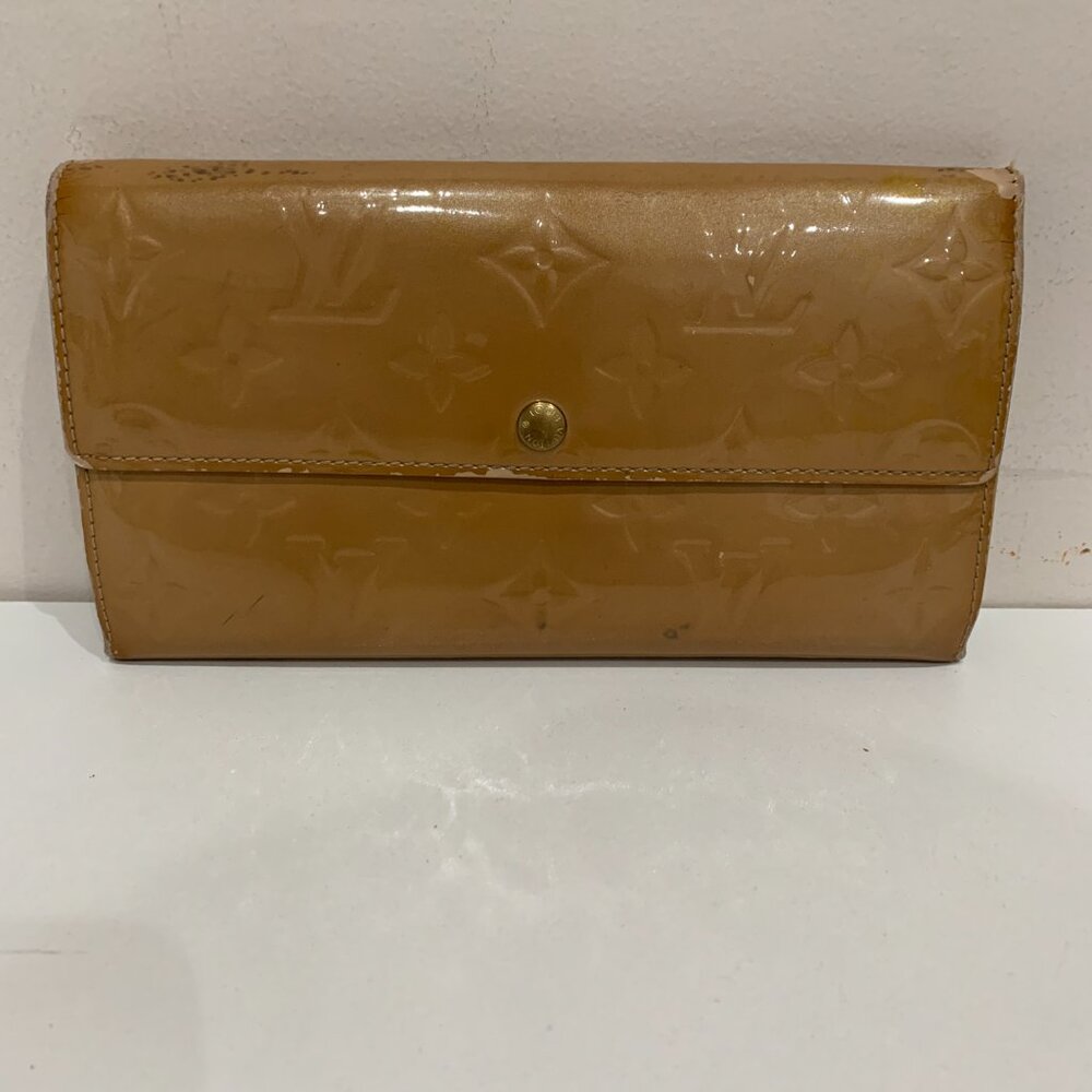 Louis Vuitton Beige Vernis Sara Wallet (used, some peeling)